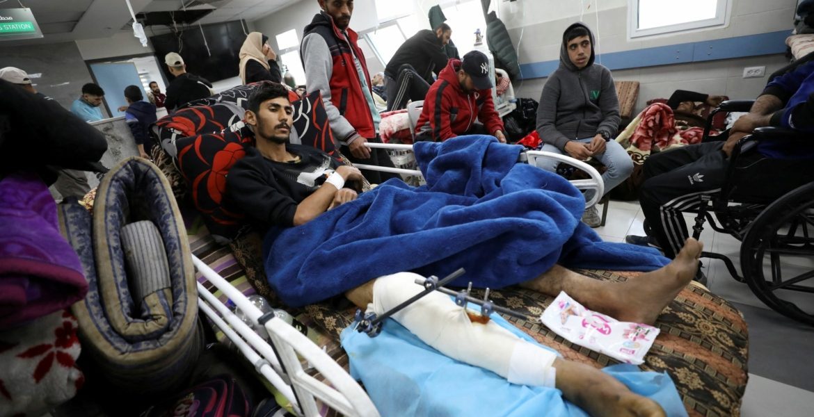 جرحى في مستشفى مجمع الشفاء الطبي في غزة/ رويترز