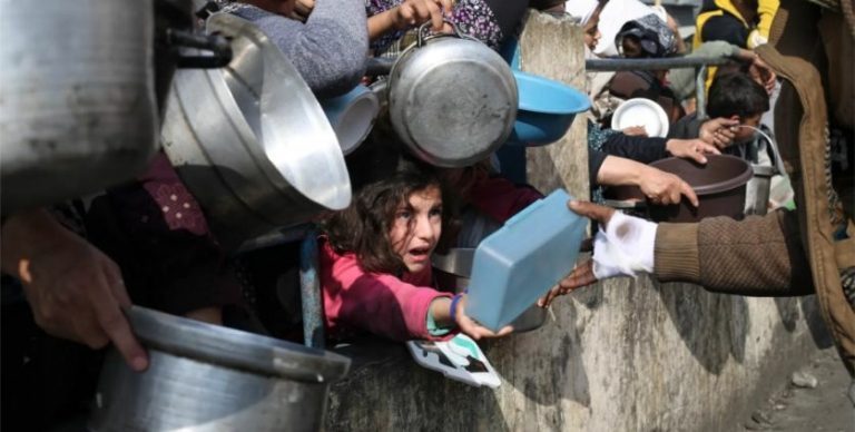 مواطنون من غزة ينتظرون المساعدات/الأناضول