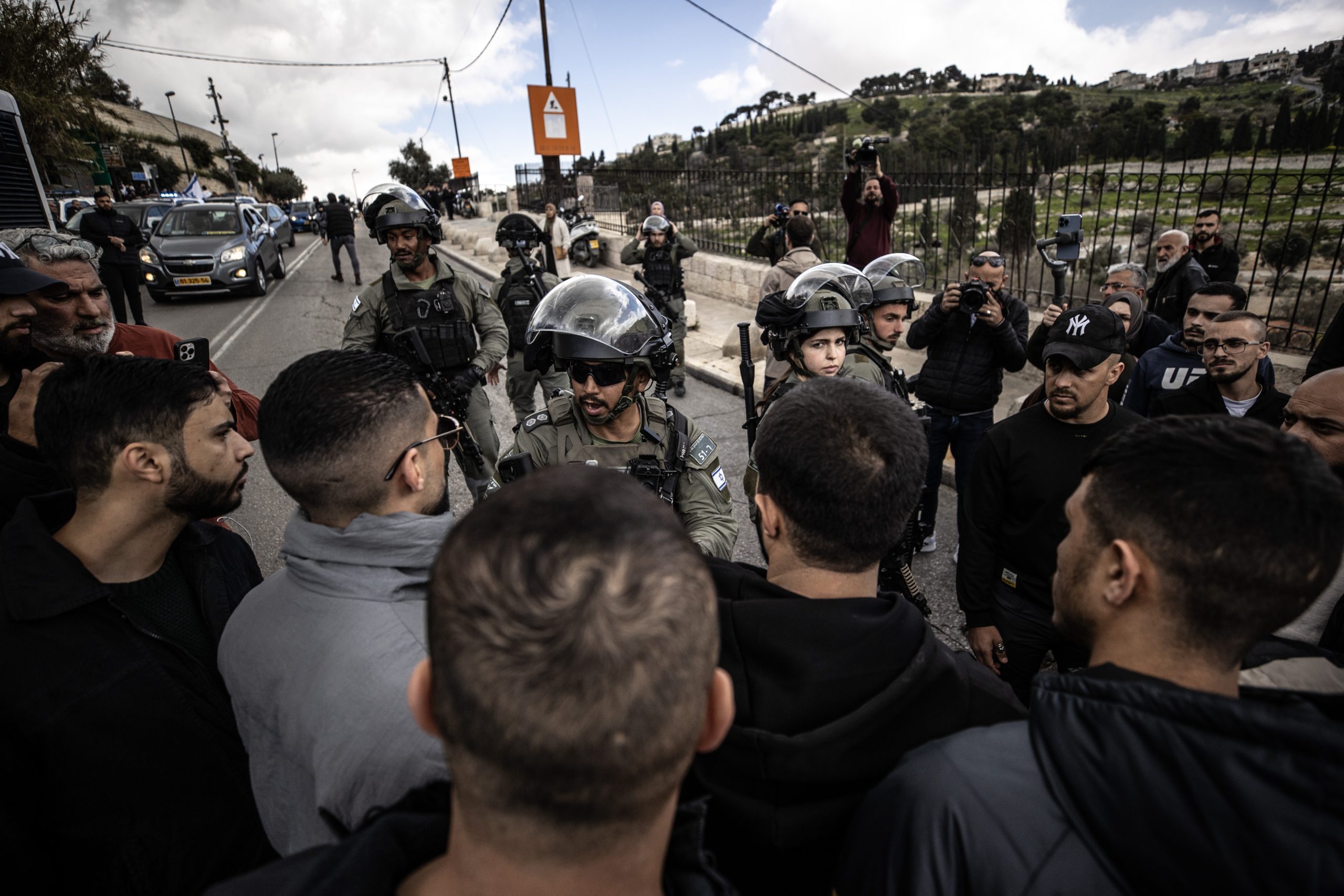 الاحتلال يحاصر “الأقصى” ويمنع الآلاف من الوصول إليه.. فلسطينيون أدوا أول صلاة تراويح بالشوارع والأزقة (فيديو)