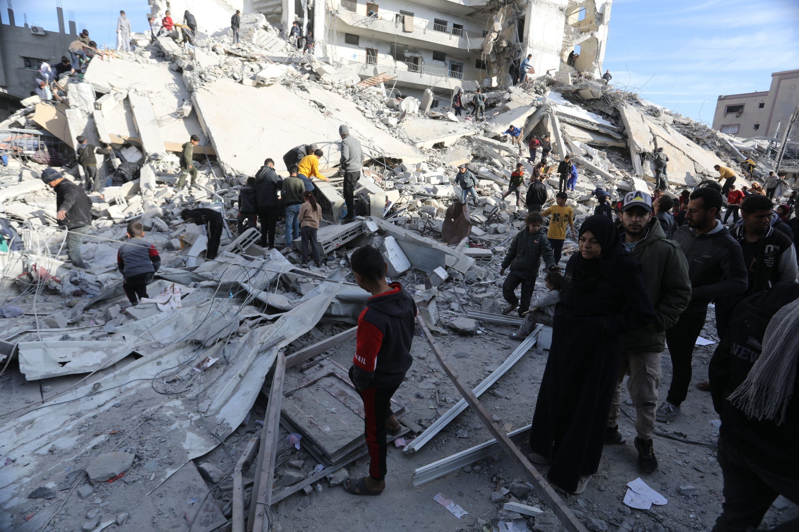 آثار الدمار في خان يونس بقطاع غزة إثر غارات للاحتلال الإسرائيلي/ الأناضول