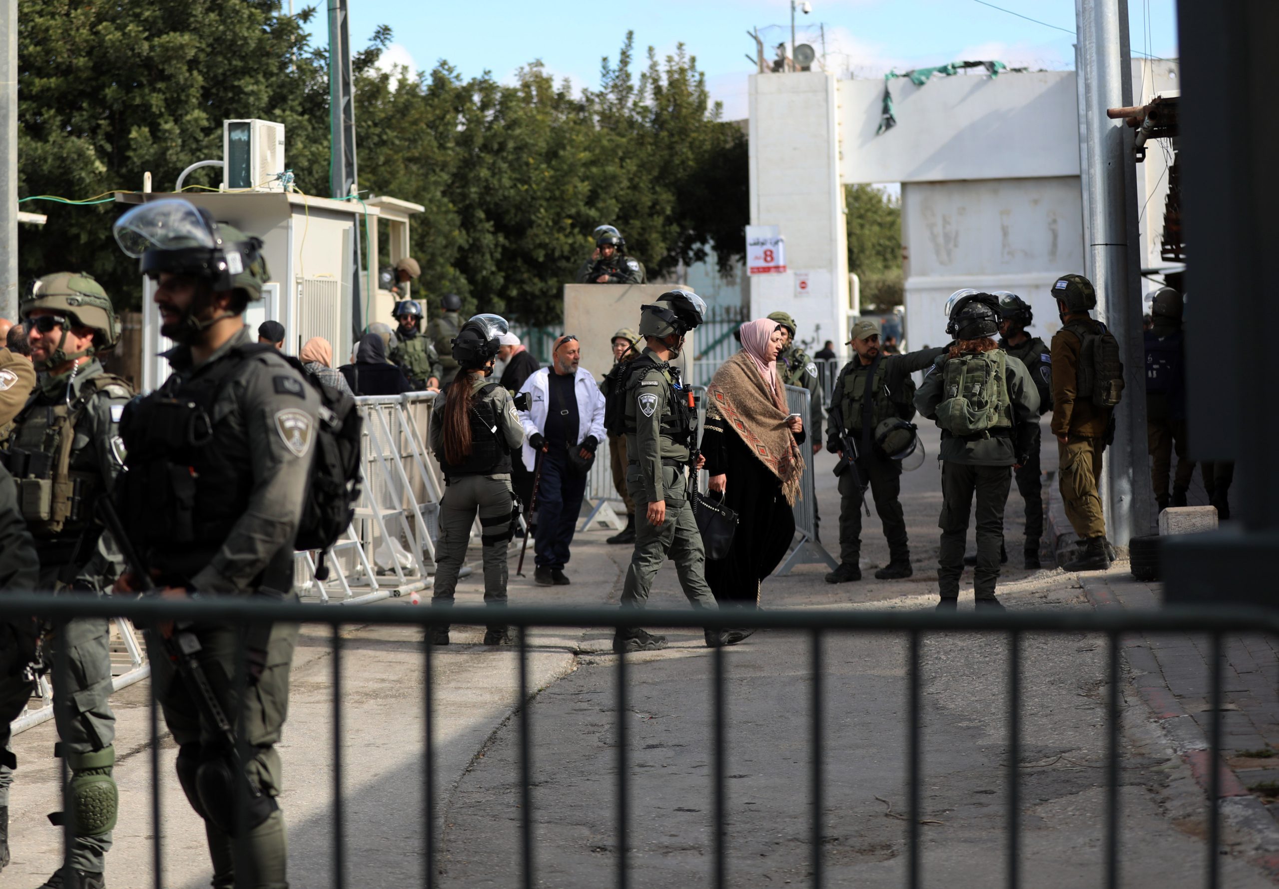 قيود الاحتلال على دخول الفلسطينيين للمسجد الأقصى بأول جمعة من رمضان 2024/الأناضول