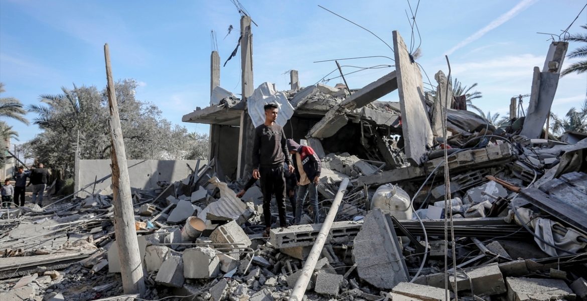 عمرو موسى يرد على مزاعم تحمّل المقاومة الفلسطينية مسؤولية حرب غزة.