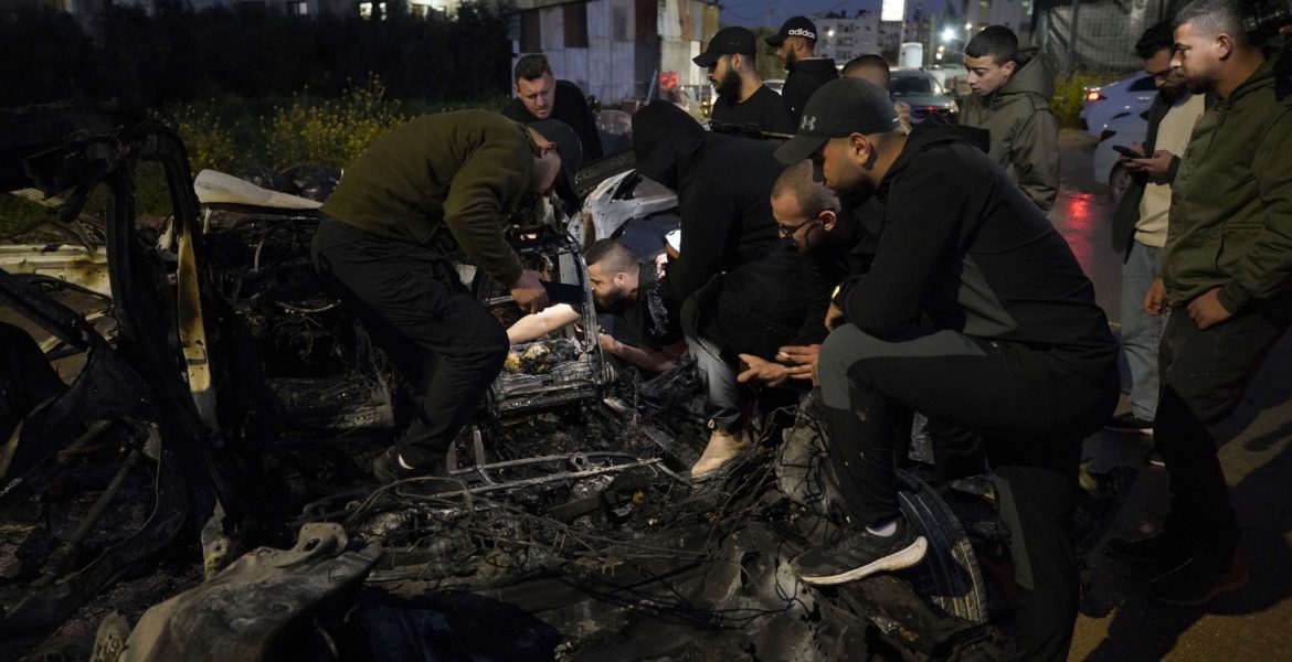 استهداف سيارة بقصف للاحتلال في مخيم جنين - الأناضول
