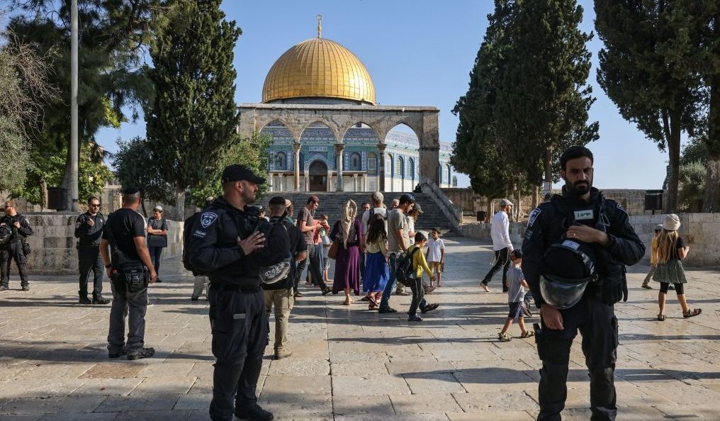 عشرات المستوطنين يقتحمون الأقصى في أول أيام “عيد المساخر”..  والاحتلال يعتقل 16 فلسطينياً بالضفة