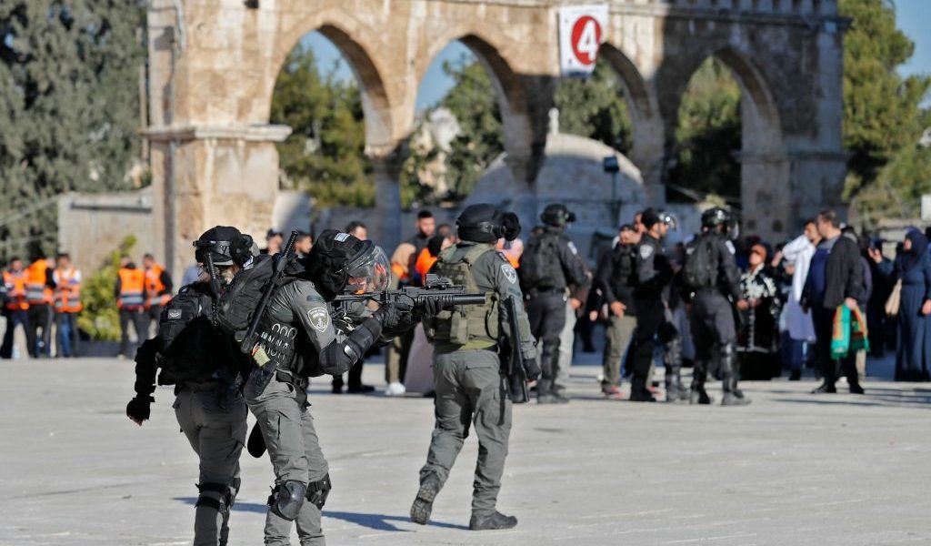 صورة من اقتحام المسجد الأقصى والاعتداء على المصلين - Getty Images