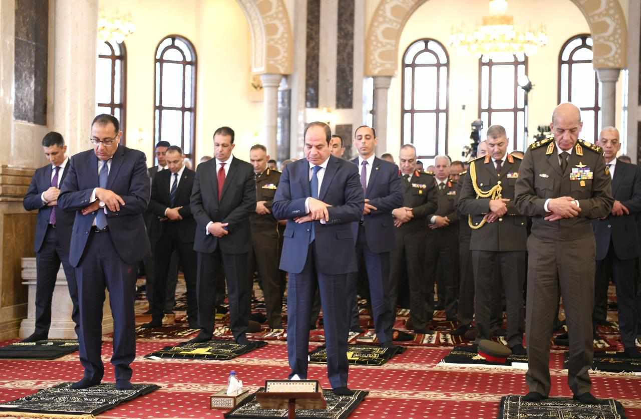 فيديو “غريب” للسيسي ووزرائه وشيخ الأزهر أثناء صلاة الجمعة.. وقفوا متباعدين، ونشطاء يعلقون: “الصلاة دي نظامها إيه؟”