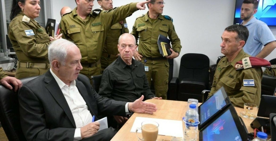 نتنياهو ووزير جيش الاحتلال وقادة إسرائيل العسكريين في لقاء سابق / رويترز