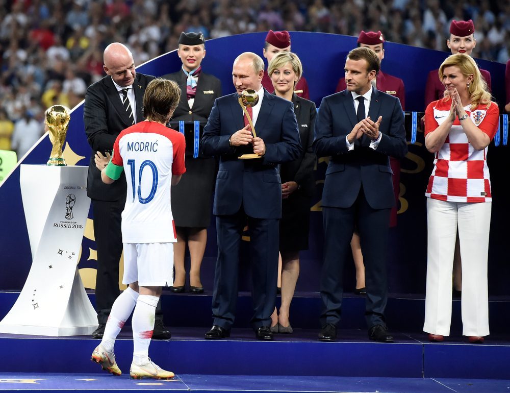 لوكا مودريتش أثناء حصوله على جائزة أفضل لاعب في كأس العالم 2018 بعد الخسارة في النهائي أمام فرنسا - shutterstock
