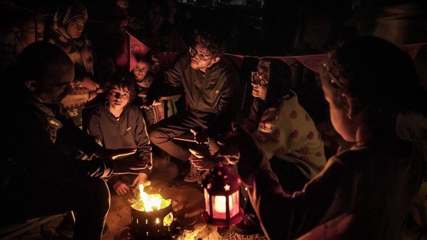 من أجواء رمضان بغزة إضاءة الفوانيس رغم القصف والدمار/الأناضول