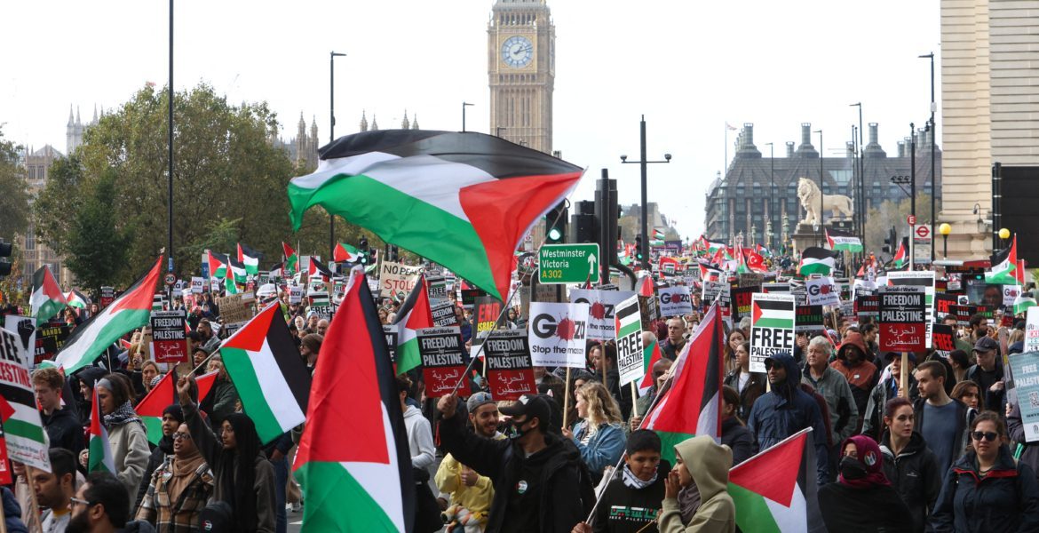 متظاهرون يحتجون تضامناً مع الفلسطينيين في غزة بلندن/رويترز
