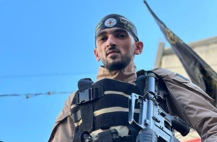 ظهور “أبو شجاع” قائد كتيبة “نور شمس” بعد أنباء عن اغتيال الاحتلال له.. شارك في جنازة شهداء في طولكرم