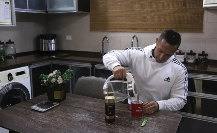 سهيل الأسعد لاعب كمال أجسام في منزله عام 2022