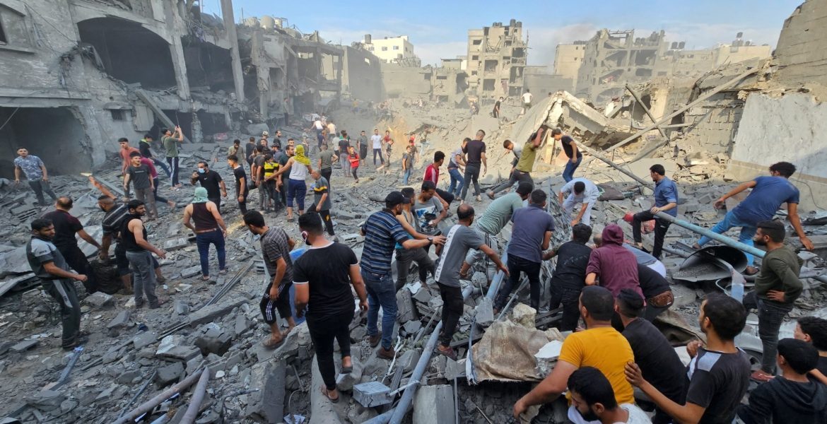 فلسطينيون يبحثون عن ضحايا في موقع غارات إسرائيلية على منازل في مخيم جباليا للاجئين في شمال قطاع غزة -رويترز