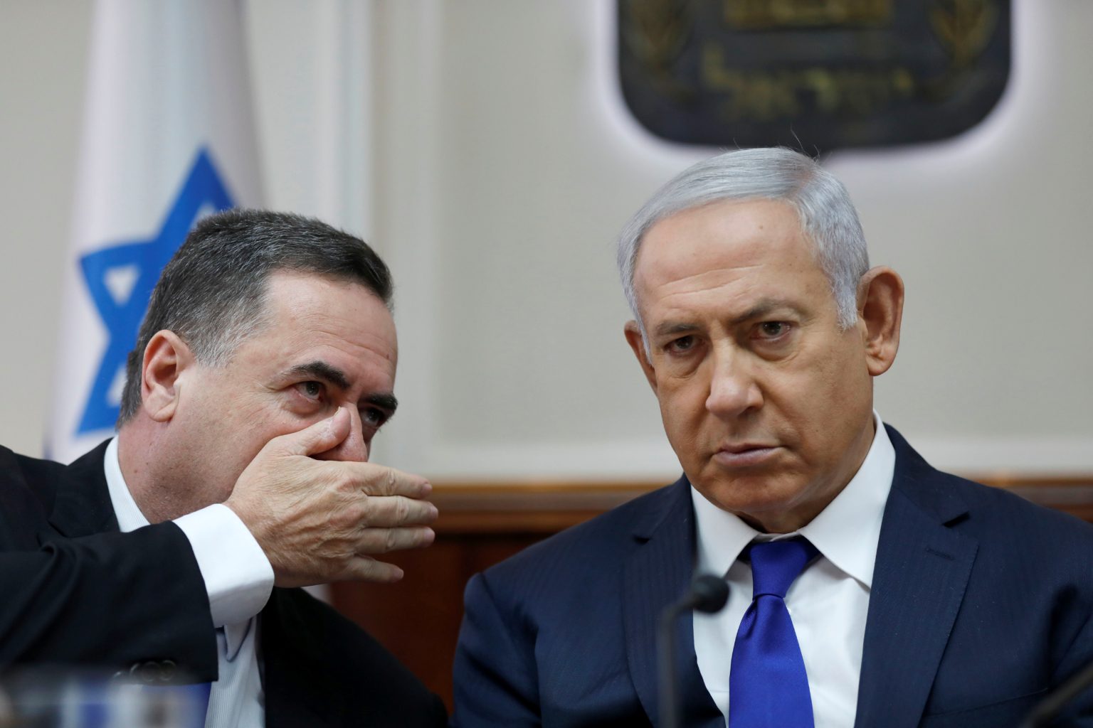 وزير الخارجية الإسرائيلي يسرائيل كاتس على يمين بنيامين نتنياهو/رويترز