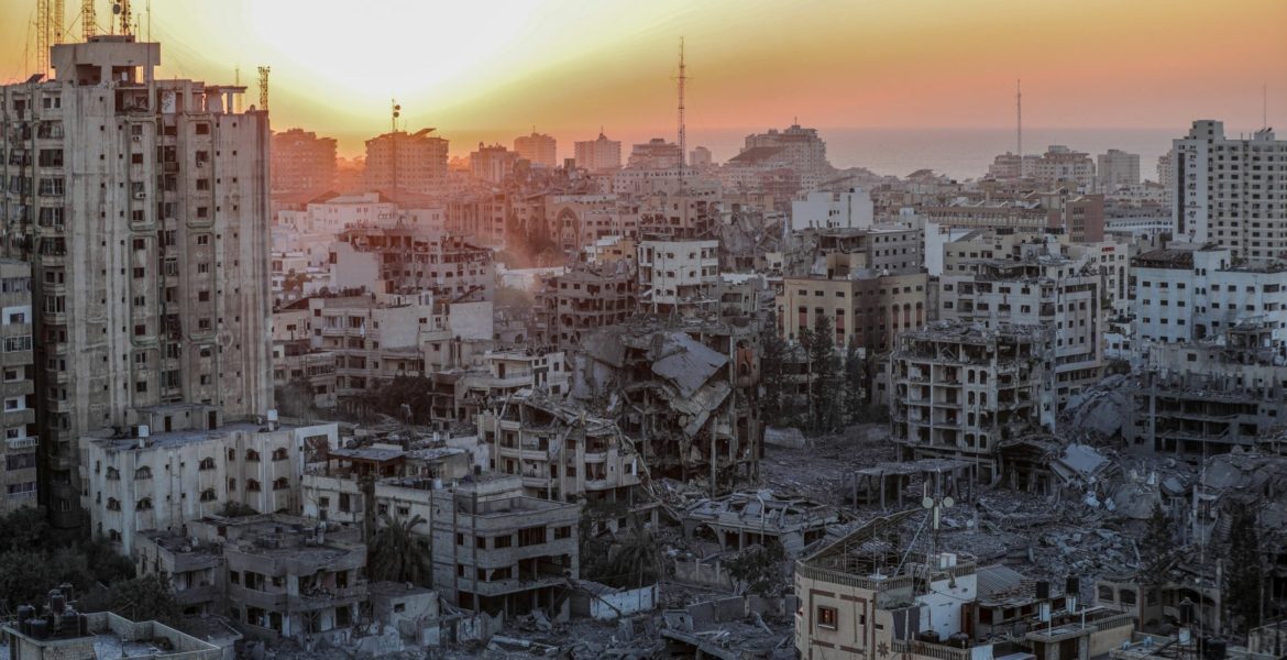 جانب من الدمار الذي خلفه الاحتلال بحي الرمال وسط مدينة غزة/ رويترز