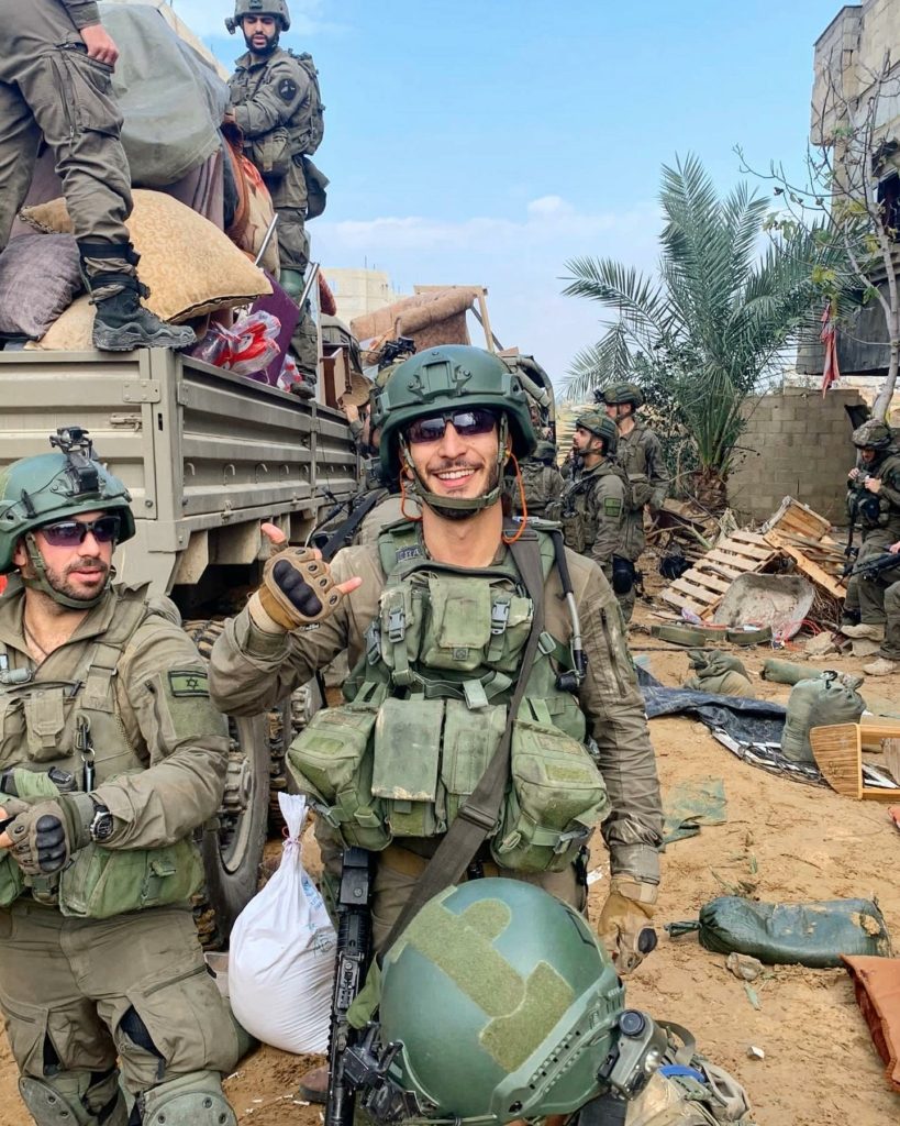 الجندي الإسرائيلي إيدان آهرون" نشر هذه الصورة له ولجنود آخرين على حسابه في فيسبوك