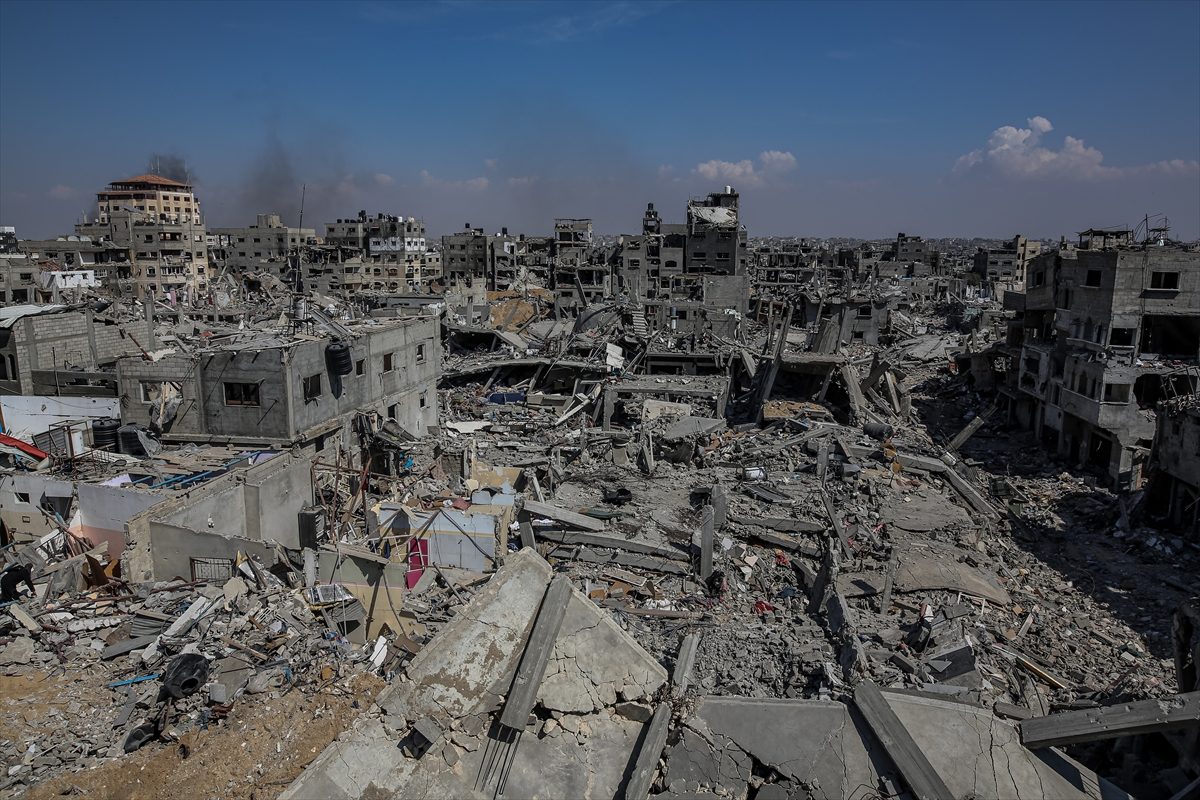 فلسطينيون عائدون لـ”خان يونس” بعد انسحاب الاحتلال: أصبحت مدينة أشباح ورائحة الموت في كل مكان (صور)