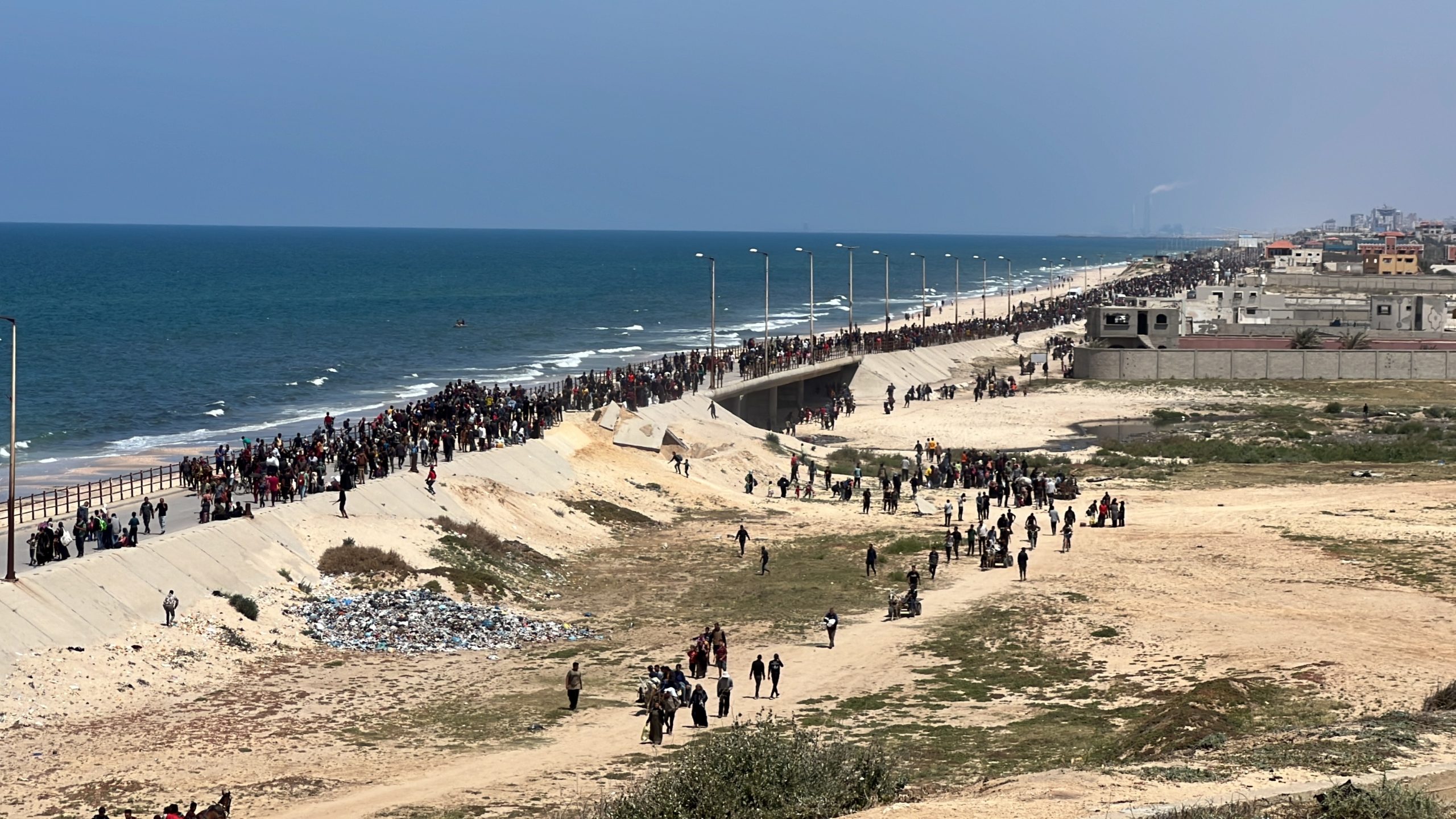 قصف إسرائيلي يطال مئات النازحين أثناء عودتهم لمنازلهم شمال قطاع غزة.. أسفر عن استشهاد فلسطينية وإصابة آخرين (صور)
