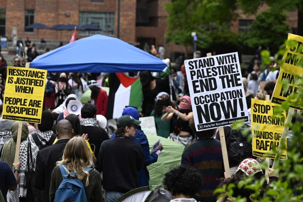 نواب ديمقراطيون بأمريكا يدينون قمع طلاب الجامعات المحتجين لأجل غزة