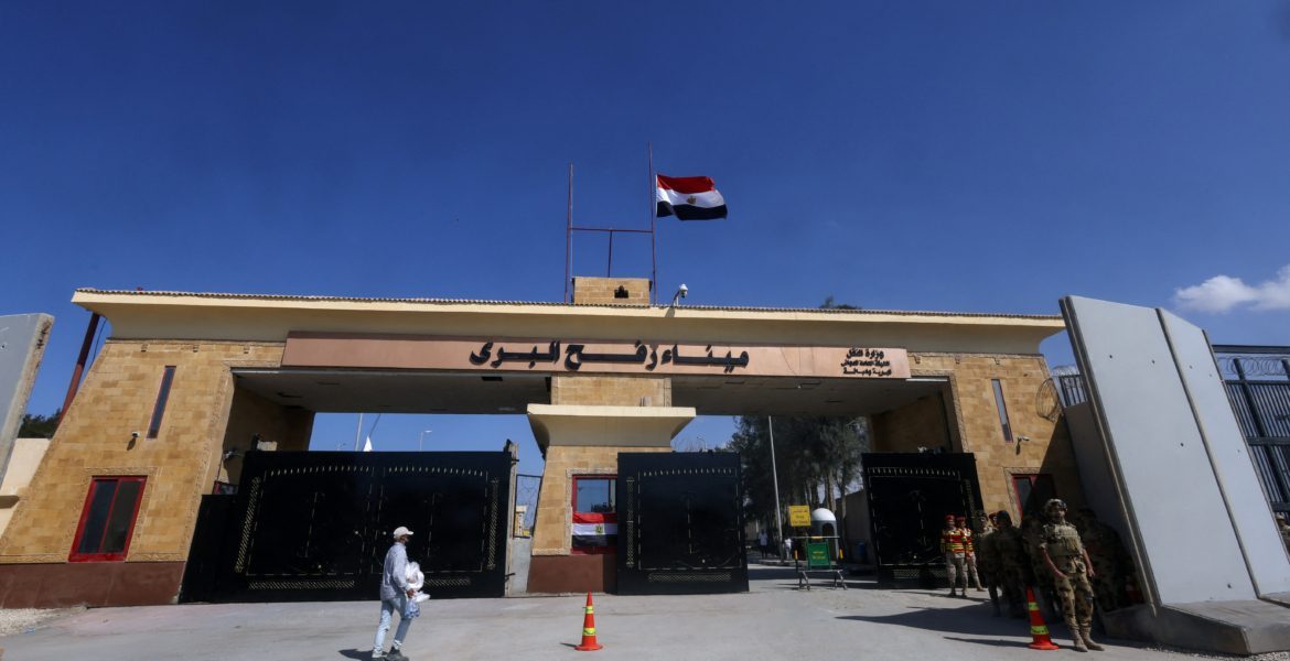 الجيش المصري: مقتل جندي على الشريط الحدودي برفح.. أعلن فتح تحقيق في حادث إطلاق النار