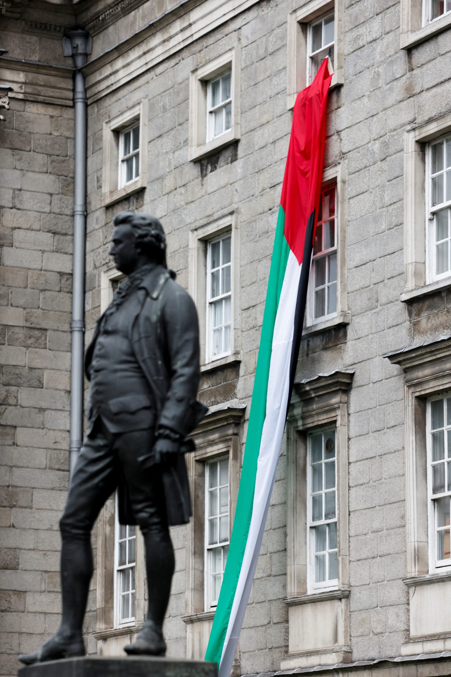 Dublin, İrlanda'daki Trinity Üniversitesi önünde dev bir Filistin bayrağı/Reuters