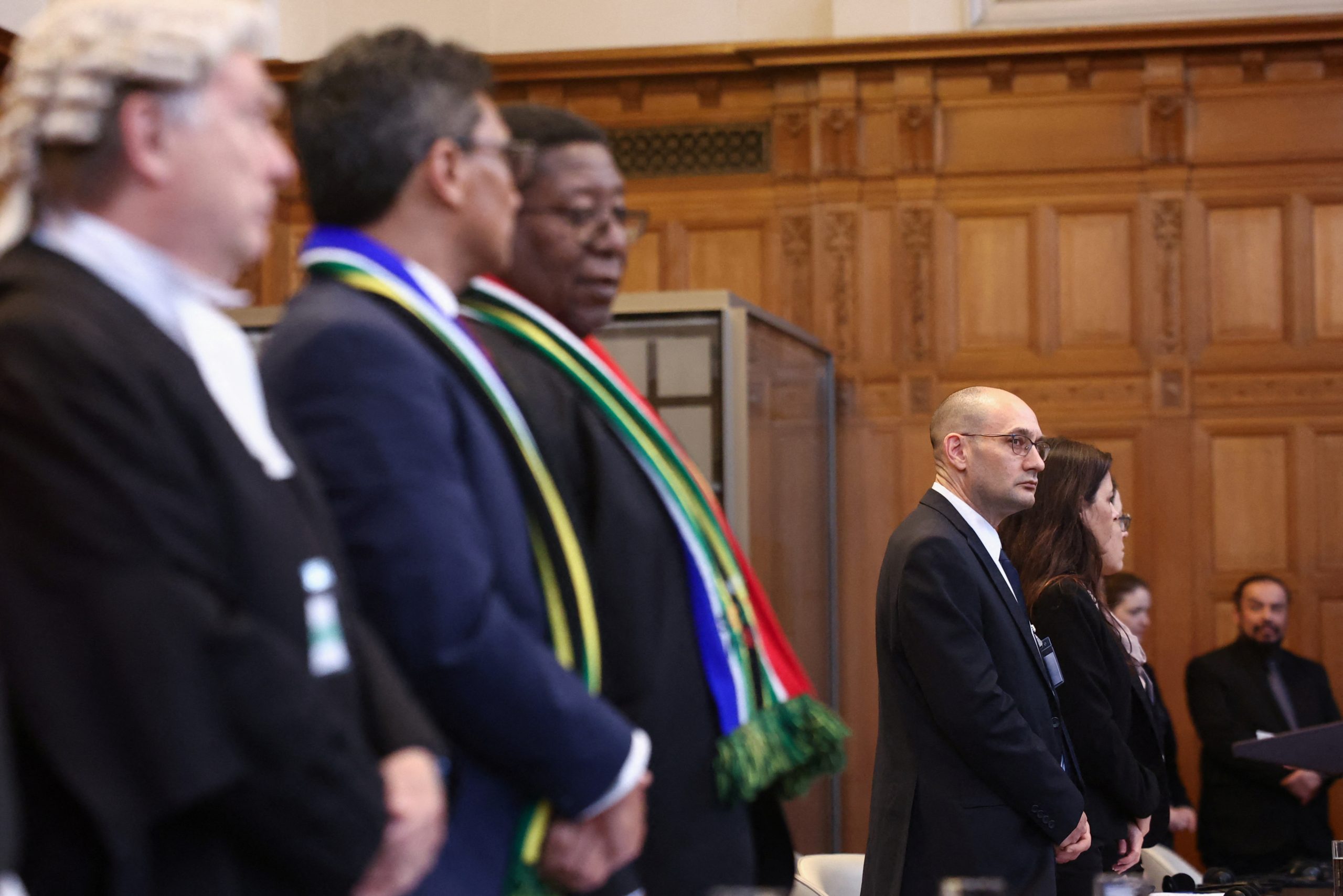 ممثلو جنوب أفريقيا إلى جانب ممثلي الاحتلال الإسرائيلي في محكمة العدل الدولية/ رويترز