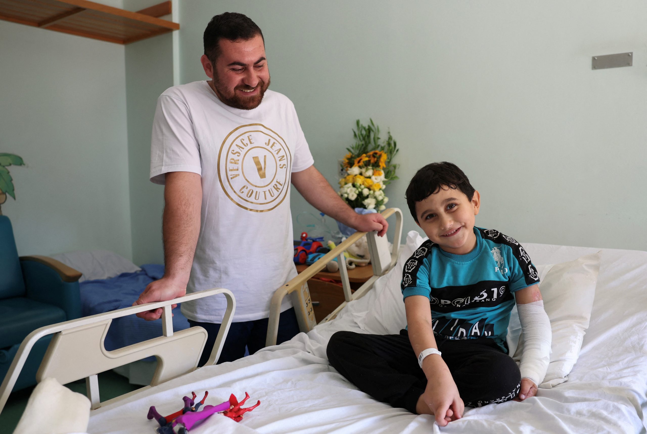 الطفل الفلسيطيني آدم رفقة عمه / رويتزر