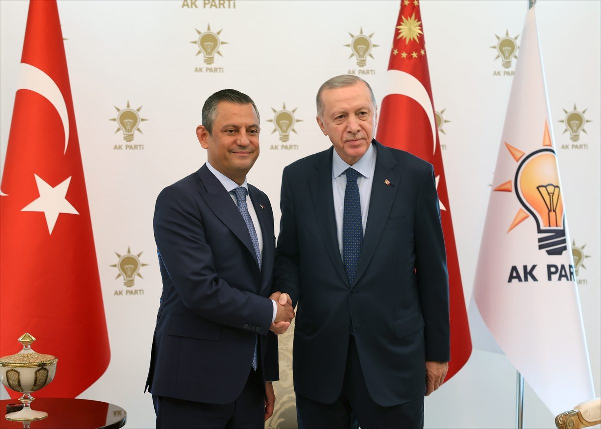 لأول مرة منذ 8 أعوام.. أردوغان يلتقي بزعيم أكبر الأحزاب المعارضة في تركيا 