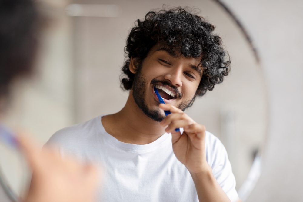 تنظيف الأسنان لتفادي الفم المعدني |shutterstock