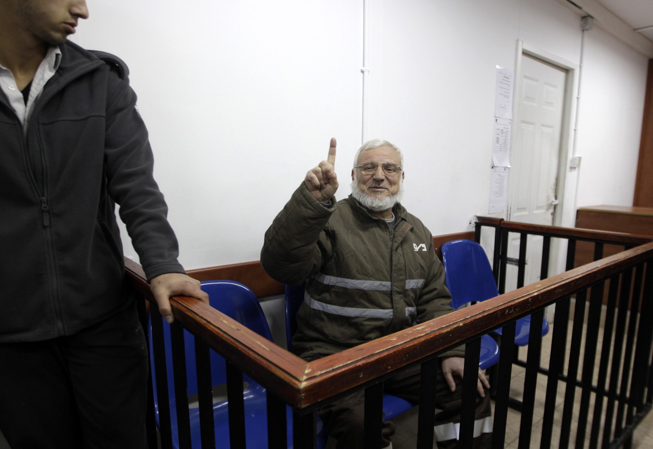 صور رئيس المجلس التشريعي الفلسطيني تثير تفاعلاً.. ظهر نحيلاً وكثيف الشعر بعد 8 أشهر من الاعتقال