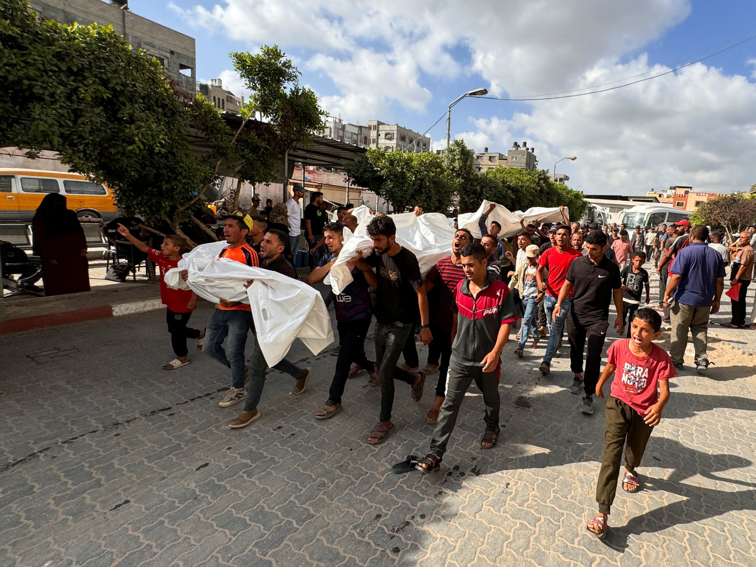 فلسطينيون يحملون شهداء في غزة/رويترز