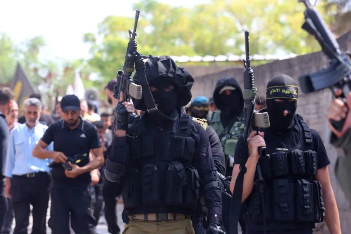 صورة أرشيفية لمقاومون فلسطينيون مسلحون في تشييع أحد الشهداء بمحافظة جنين/ الأناضول
