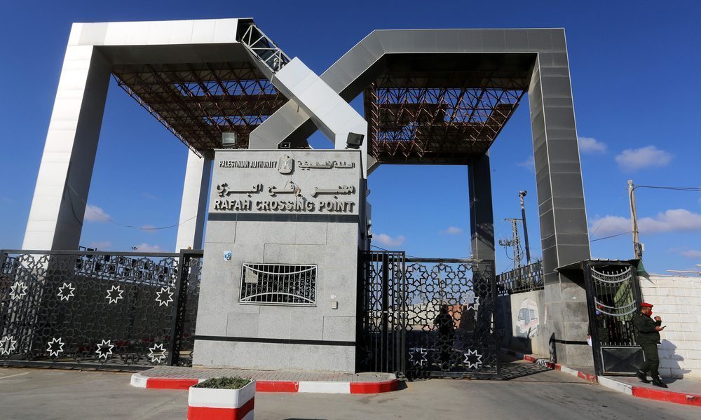 اجتماع ثلاثي في مصر لبحث فتح معبر رفح.. إعلام مصري: القاهرة تتمسك بانسحاب قوات الاحتلال من المنفذ