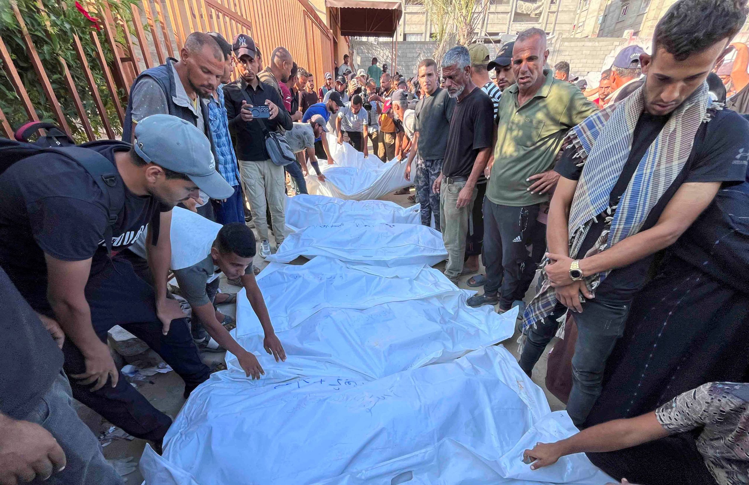 العدوان يحرم أبًا من طفليه