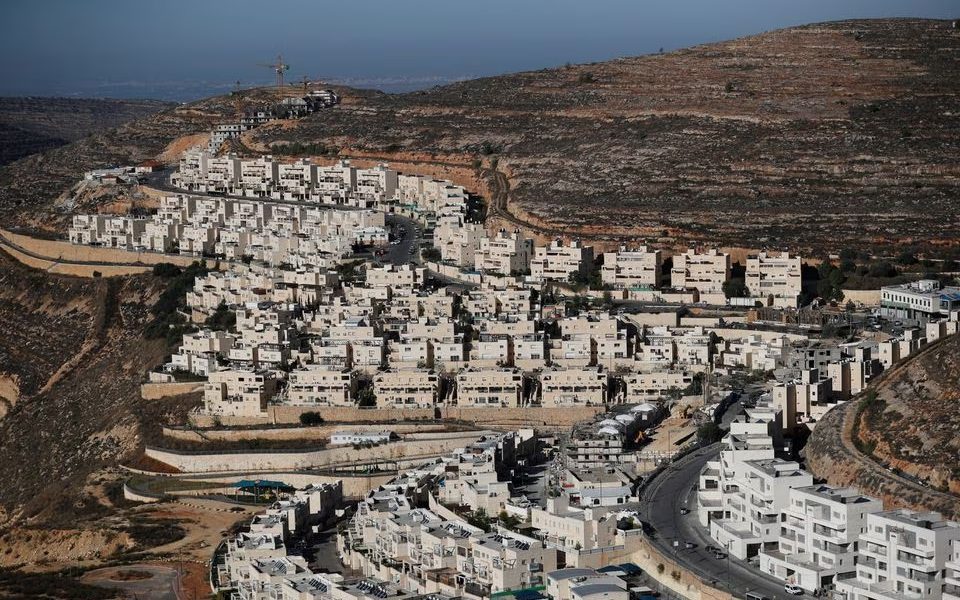 اعتداءات المستوطنين تجبر الفلسطينيين على ترك منازلهم 
