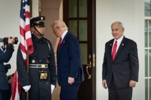 أعاد “حماس” إلى الواجهة وزاد التصدع مع واشنطن.. كيف “زلزل” الإفراج عن الجندي ألكساندر حكومة نتنياهو؟