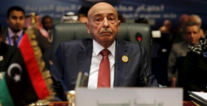 عقيلة يقود تحركات برلمان طبرق للإطاحة بحكومة الدبيبة.. هل تلقى قبولاً إقليمياً ودولياً، وما سر التوقيت؟