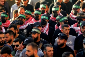 السلاح الفلسطيني مُلاحَق في لبنان! بيروت تتعرّض لضغوط خارجية بسببه، فهل تتخلى المقاومة عنه؟