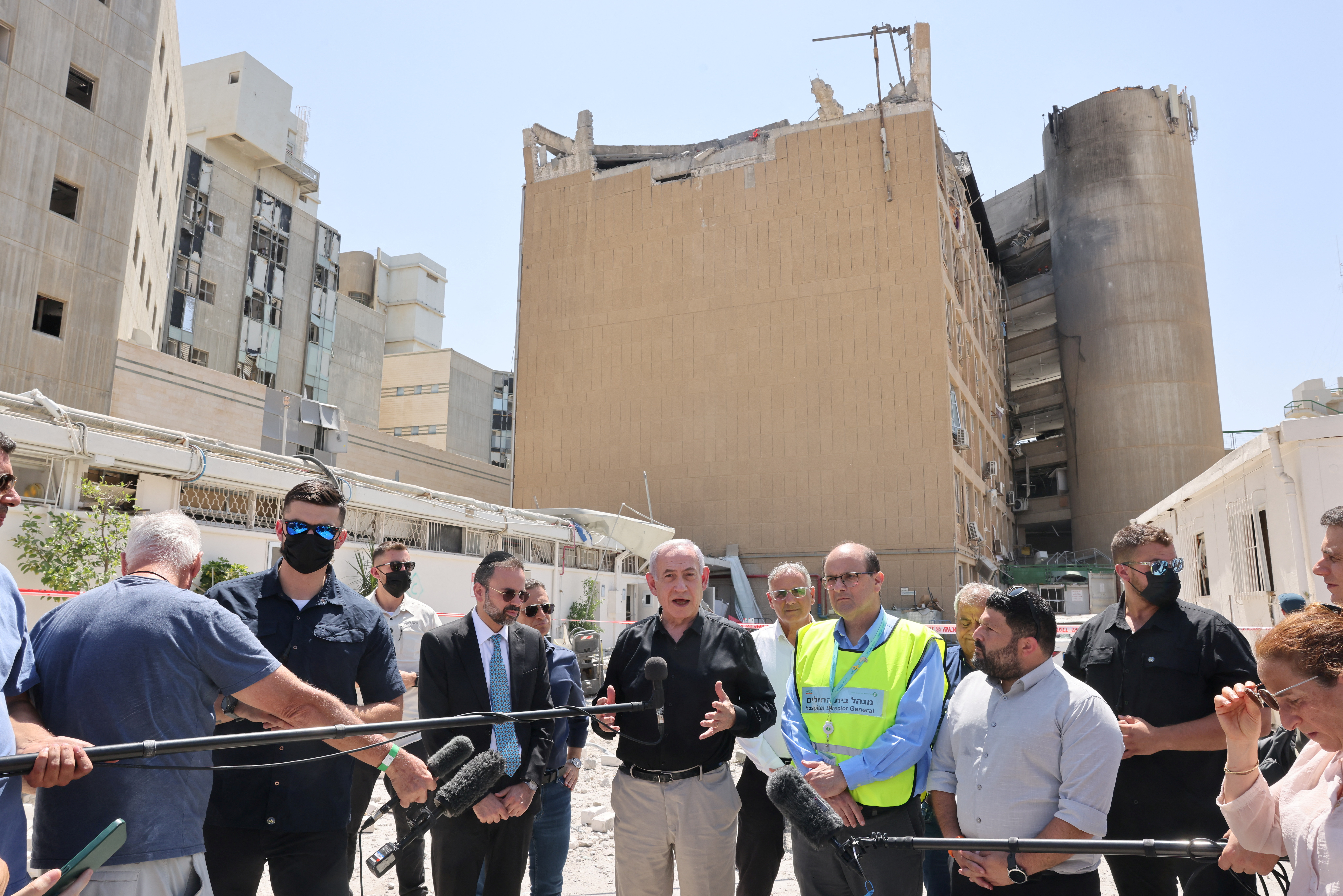 نتنياهو أمام مستشفى تضرر جراء القصف الإيراني في بئر السبع/ رويترز