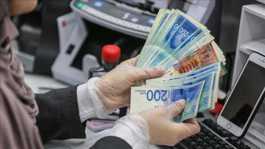 يتداول الفلسطينيون الشيكل الإسرائيلي بالضفة الغربية وقطاع غزة / الأناضول