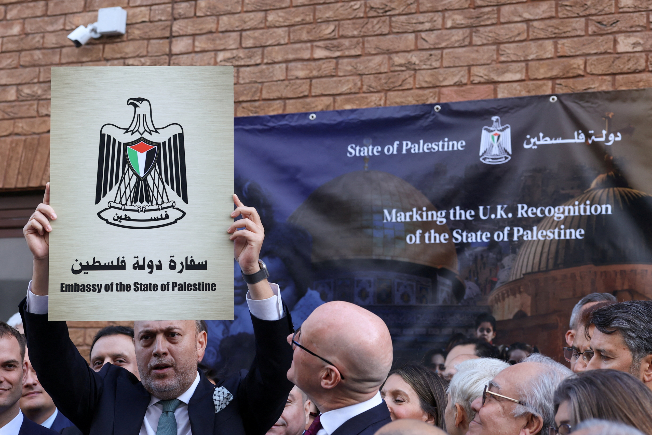 البعثة الفلسطينية لدى المملكة المتحدة تقيم حفلاً في لندن بعد اعتراف بريطانيا بالدولة الفلسطينية/ رويترز