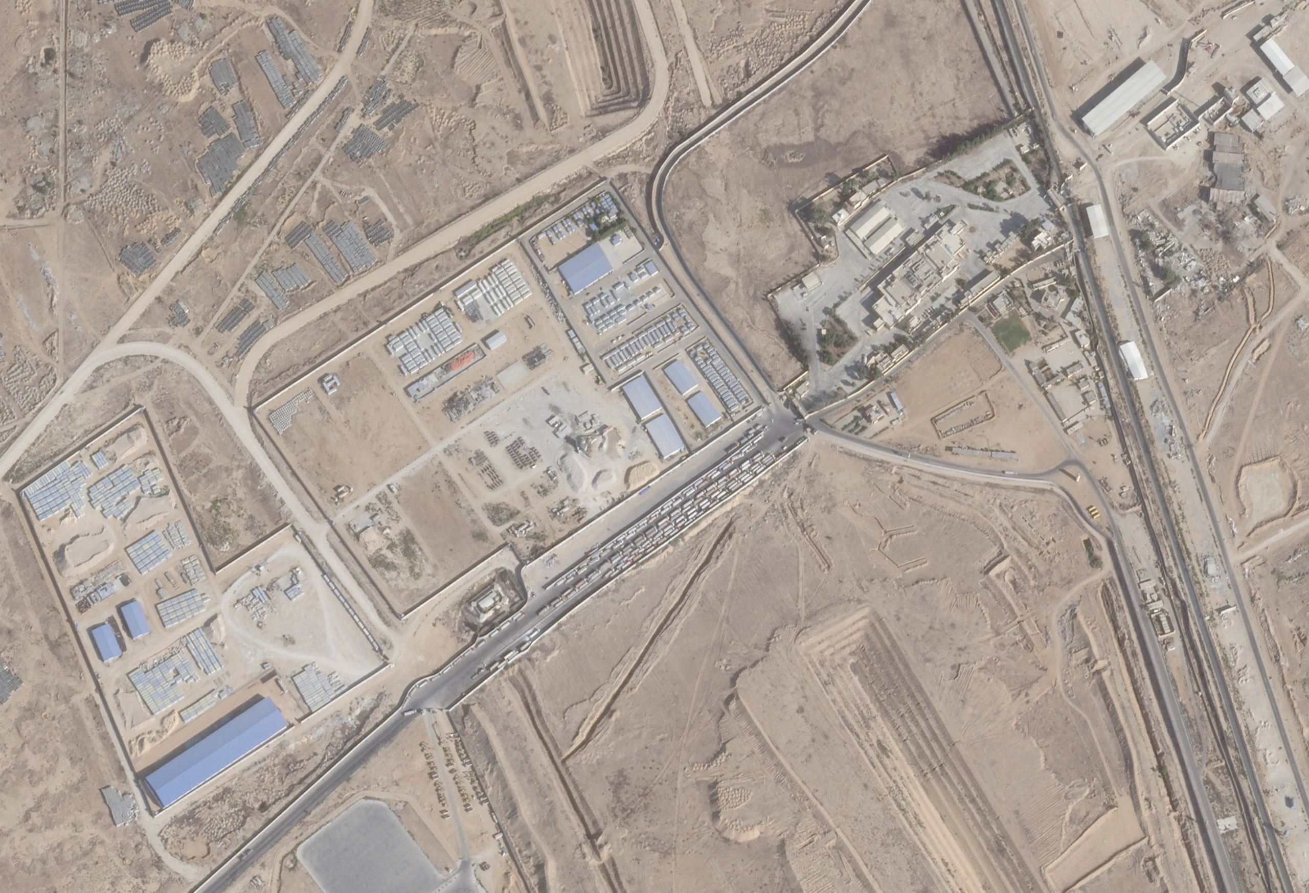 صورة من الأقمار الصناعية تظهر تكدس الشاحنات/ رويترز