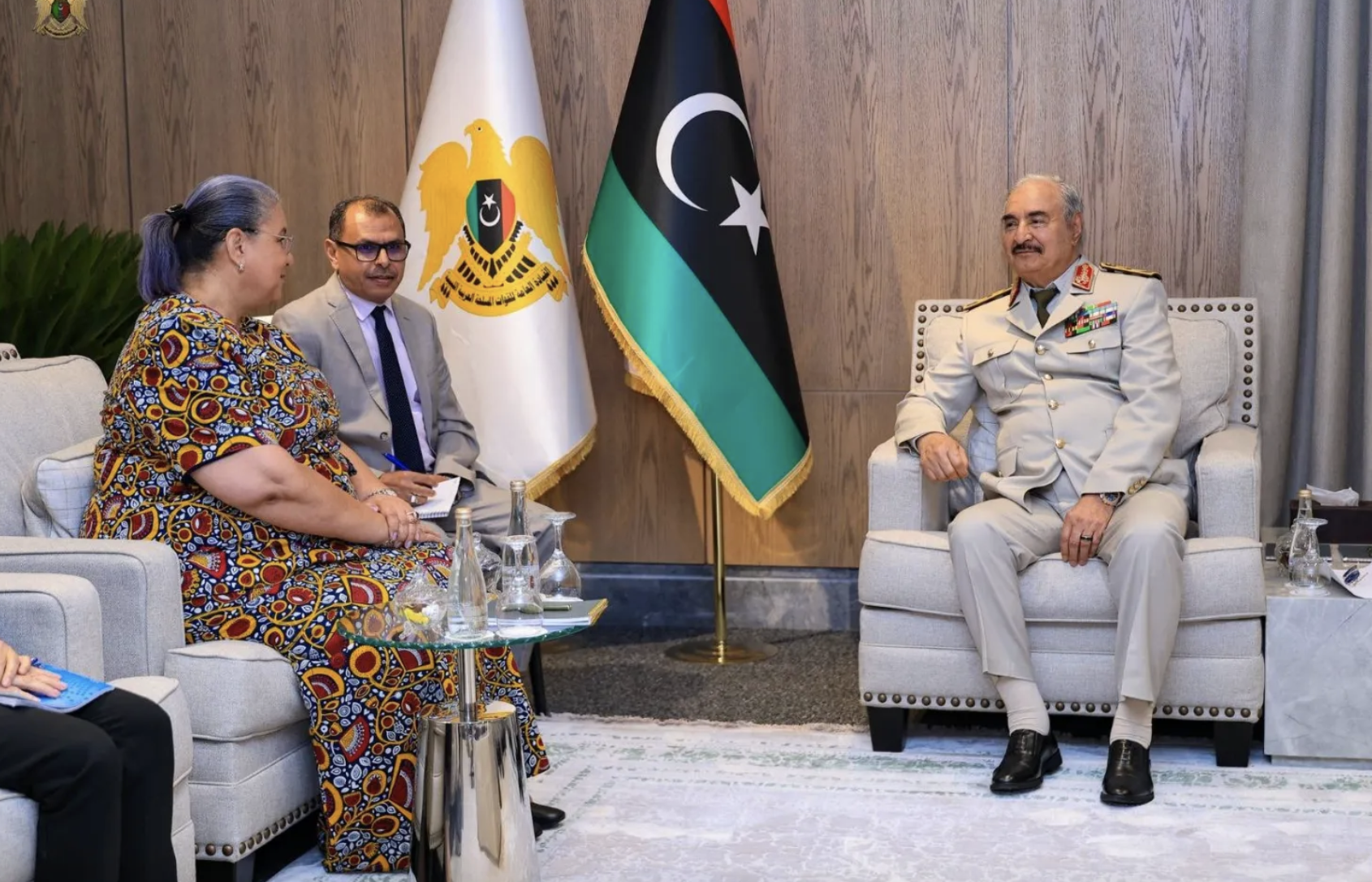 الجنرال الليبي خليفة حفتر في لقاء مع المبعوثة الأممية هانا تيتيه/ رويترز