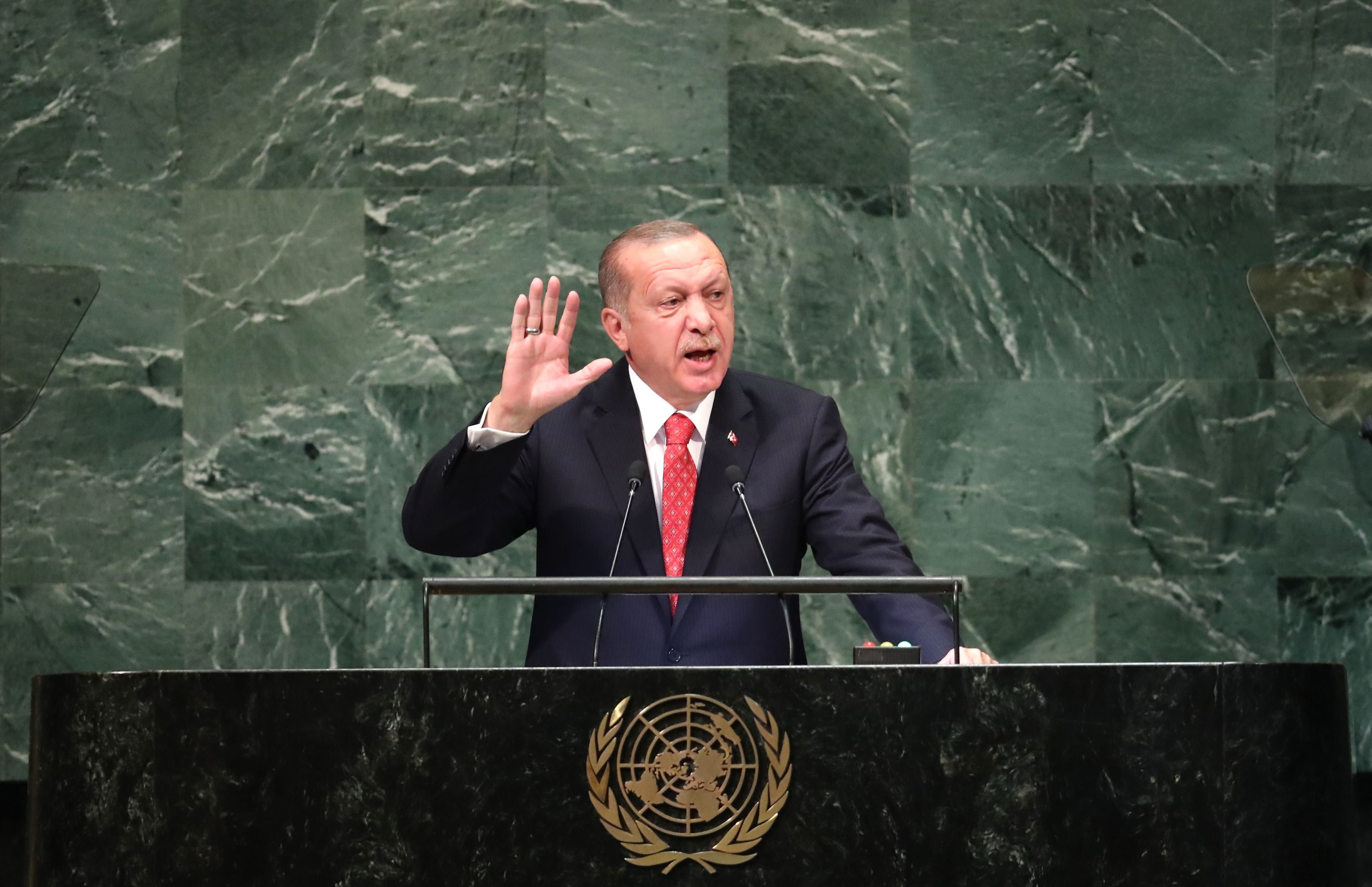 أردوغان يترك القاعة أثناء خطاب ترمب