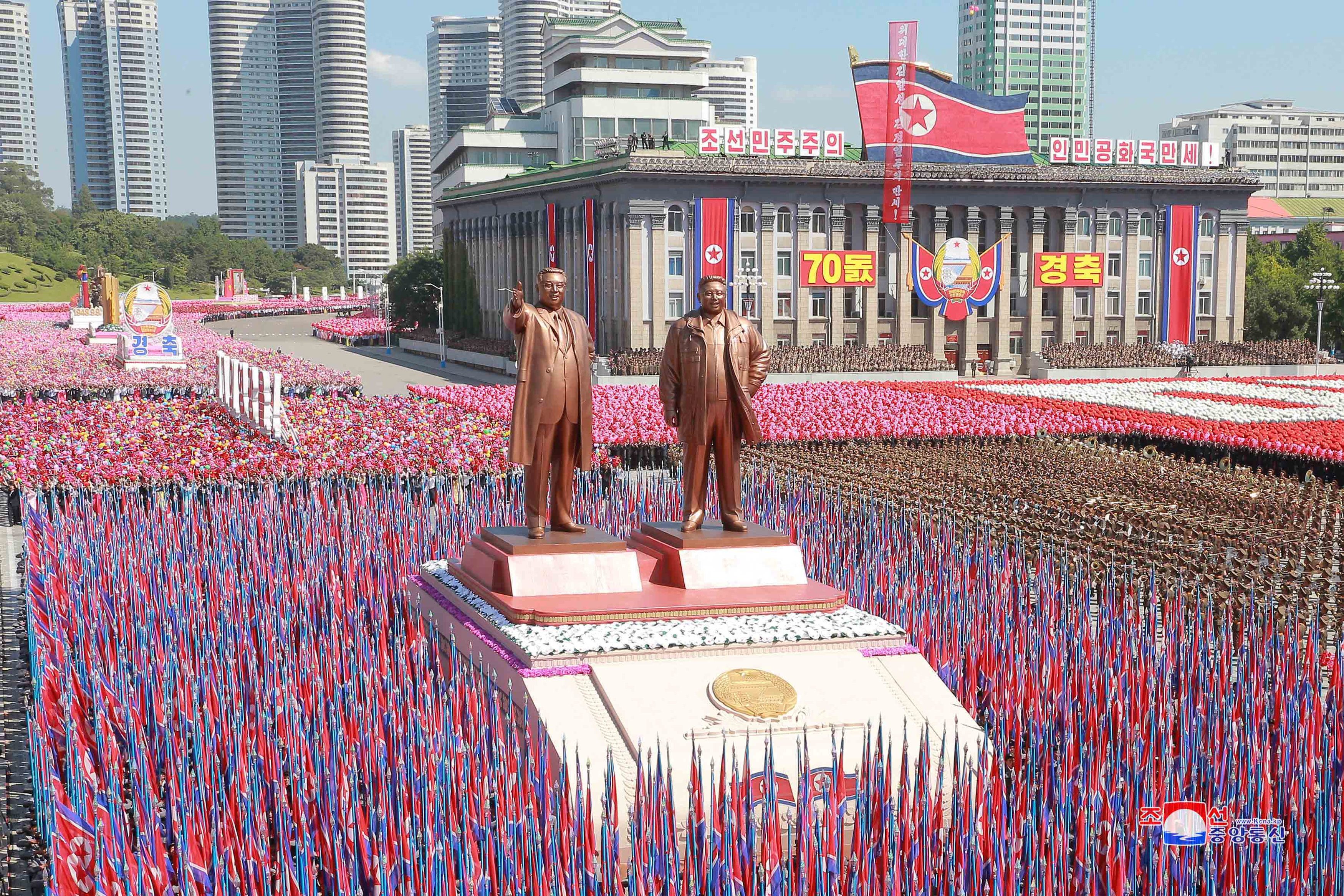 الزواج في كوريا الشمالية أمام تمثال مؤسسها.. عقيدة الـ