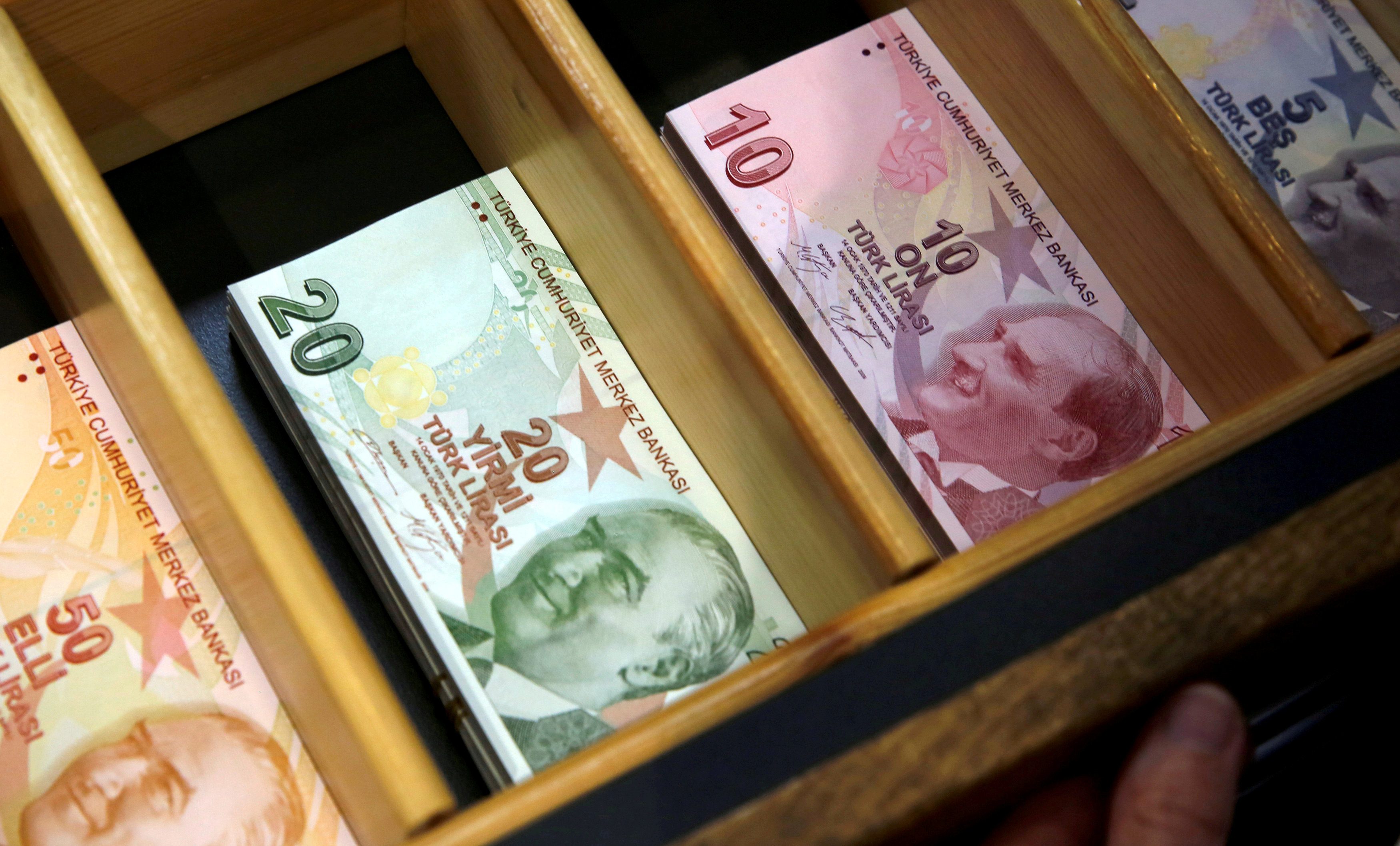 الليرة ترتفع مقابل الدولار